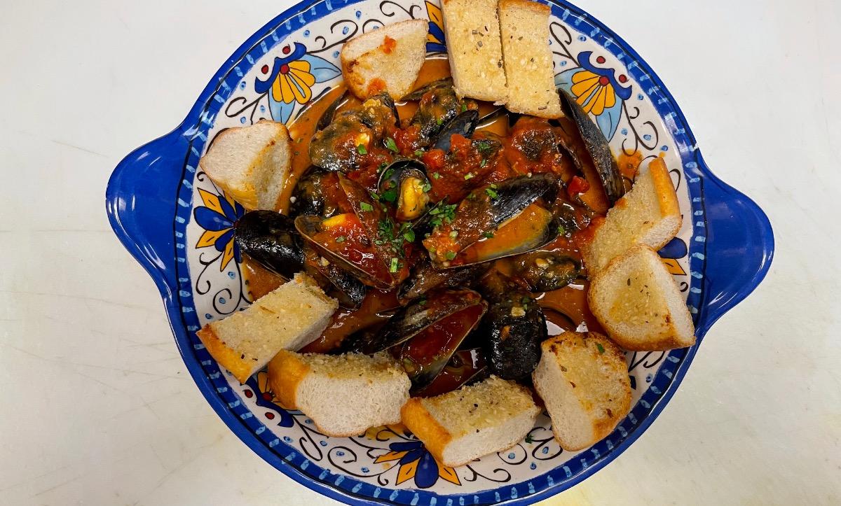 Mussels Fra Diavolo w/ Garlic Toast