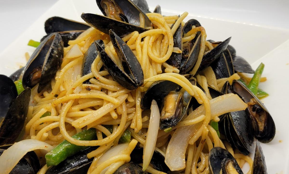 Panang Curry Mussels Noodles (Entree)