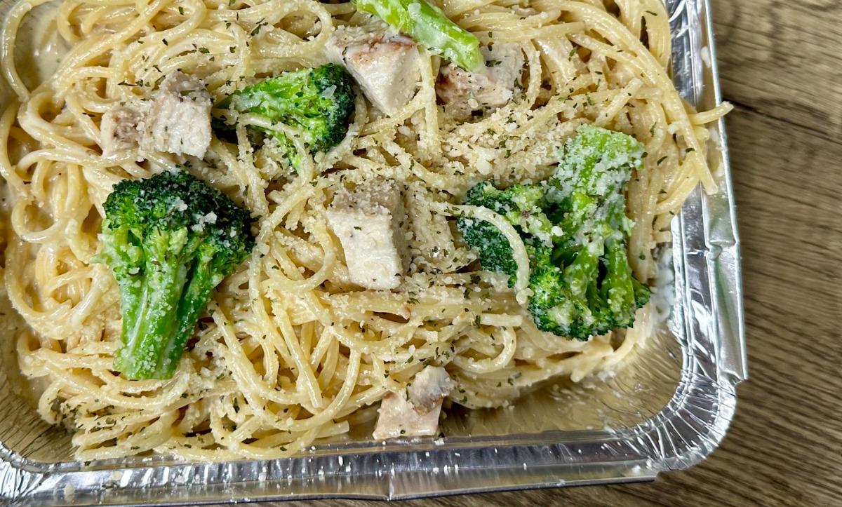 Pasta Alfredo w/ Chicken & Broccoli