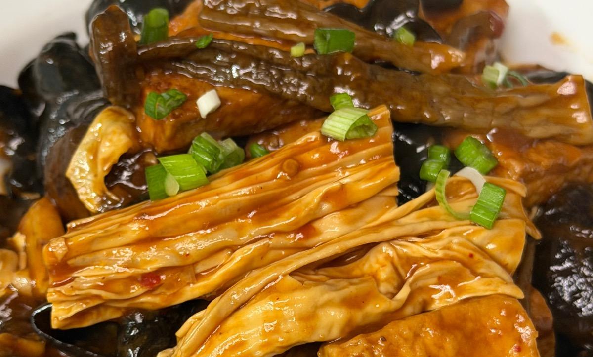 Fried Tofu w.Mushroom in Garlic Sauce